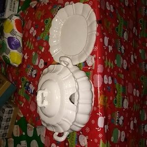 A wi white pearl dish table setting